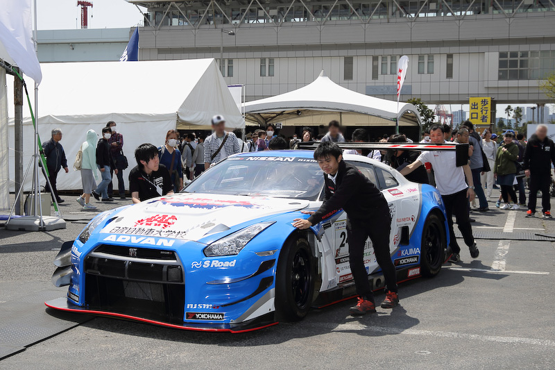 レース中は近寄りがたいトップドライバーもここでは身近に感じられる。会場内ではマシンの移動も行なわれ、すべてが目の前で行なわれる身近さはこのイベント最大の特徴だ