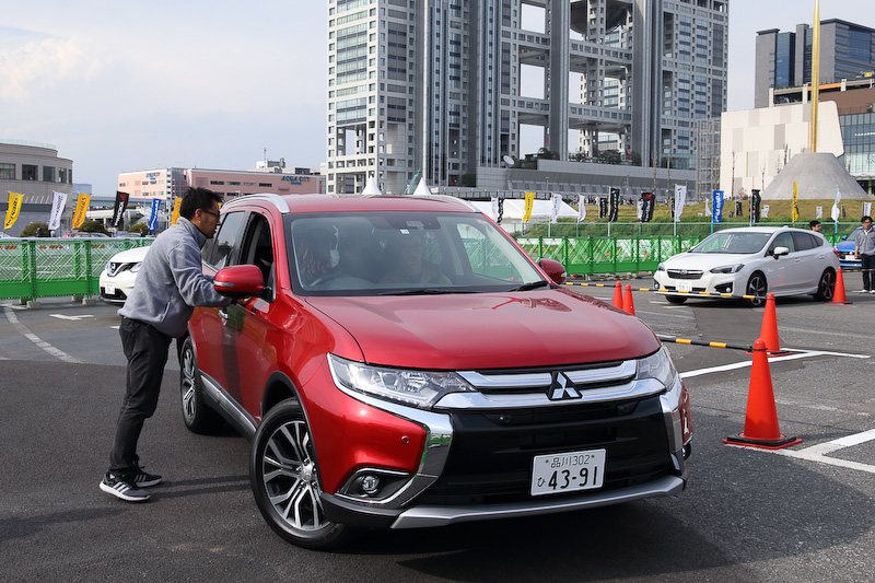 車庫入れや縦列駐車の講習などのほか、初の試みとして自動車免許を持たない18歳以下の参加者を対象とした「U-18運転予備校」も行なわれた