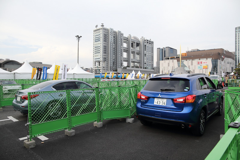 車庫入れや縦列駐車の講習などのほか、初の試みとして自動車免許を持たない18歳以下の参加者を対象とした「U-18運転予備校」も行なわれた