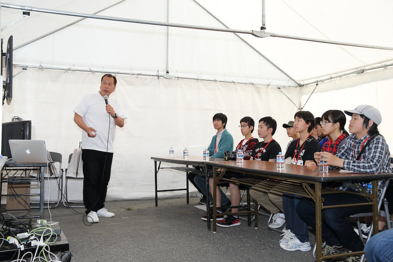 車庫入れや縦列駐車の講習などのほか、初の試みとして自動車免許を持たない18歳以下の参加者を対象とした「U-18運転予備校」も行なわれた