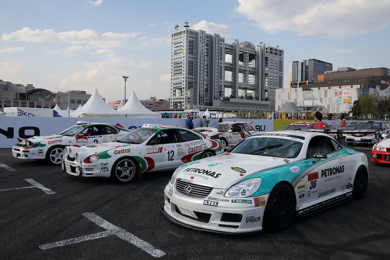 ラリーカーが多いレプリカの中で、極めて珍しいSUPER GTマシンのレプリカ。アンドレ・ロッテラー選手の直筆サイン入り