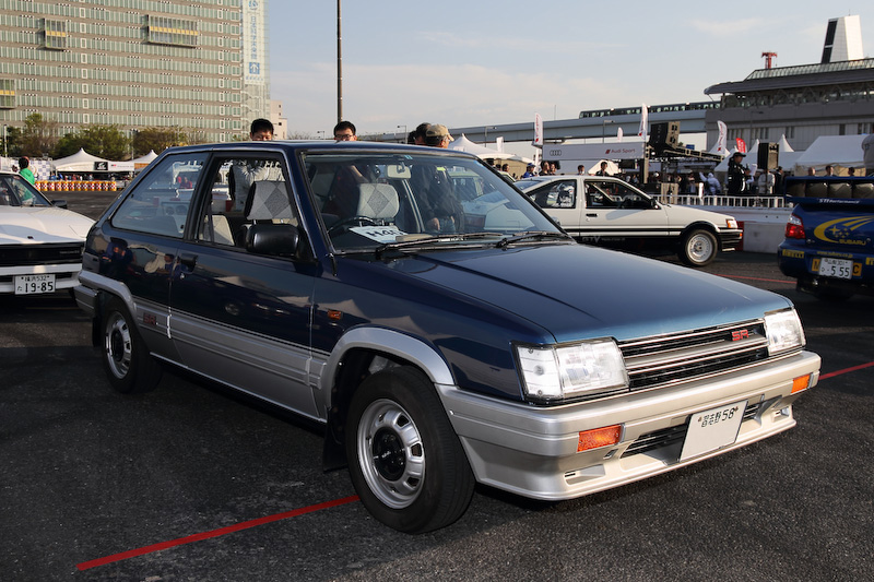 高価なスポーツカーや輸入車だけではなく、かつて若者の生活に根ざしたモデルを見るのも楽しい。写真の1985年式トヨタカローラII1500SRは、オリジナルそのままに保たれた程度のよさもさることながら、トノボードに置かれたスピーカーやリアハッチガラス上部のステッカー、ドアポケットの地図に感じる当時の空気感もまた楽しい