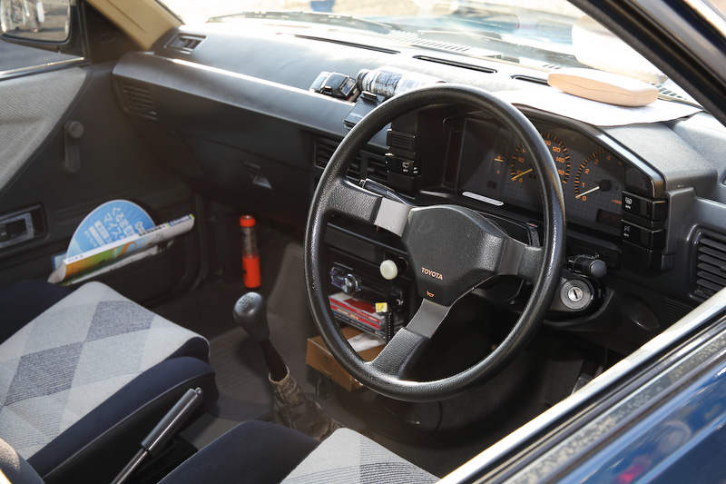 高価なスポーツカーや輸入車だけではなく、かつて若者の生活に根ざしたモデルを見るのも楽しい。写真の1985年式トヨタカローラII1500SRは、オリジナルそのままに保たれた程度のよさもさることながら、トノボードに置かれたスピーカーやリアハッチガラス上部のステッカー、ドアポケットの地図に感じる当時の空気感もまた楽しい