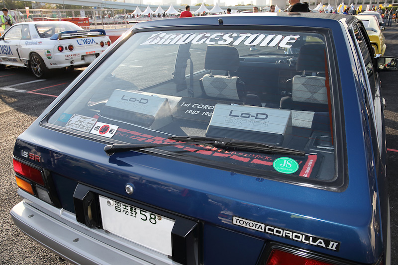 高価なスポーツカーや輸入車だけではなく、かつて若者の生活に根ざしたモデルを見るのも楽しい。写真の1985年式トヨタカローラII1500SRは、オリジナルそのままに保たれた程度のよさもさることながら、トノボードに置かれたスピーカーやリアハッチガラス上部のステッカー、ドアポケットの地図に感じる当時の空気感もまた楽しい