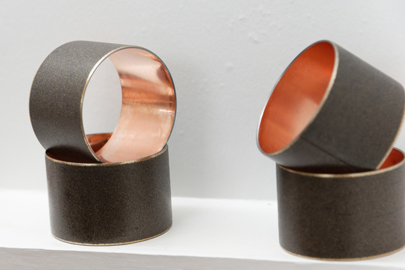 ガソリンか電気か燃料電池かに関わらず、低燃費を実現するうえで重要なのが部品の小型・軽量化。こちらは、従来型のベアリングを大幅に小型・軽量化する千住金属工業の「3層すべり軸受」