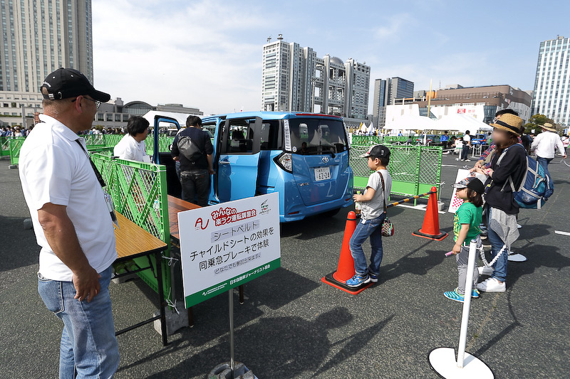 AJAJが主催する「みんなの楽ラク運転講習会」では、今回新しく加わった「U-18運転予備校」以外にも「車庫入れ・縦列駐車 練習」「チャイルドシートの効果体験」など、さまざまな安全運転に関する体験プログラムが毎年用意されている