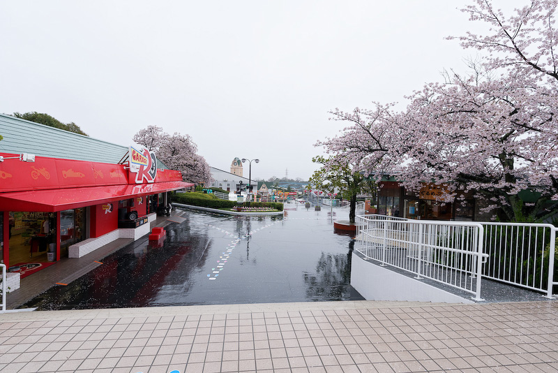 メインゲートを後にし、鈴鹿サーキットへと向かう途中にある“ショッピングストリート”的な場所