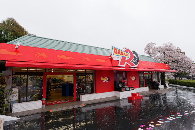 赤い外壁と表彰台が目印の「GARAGE R」