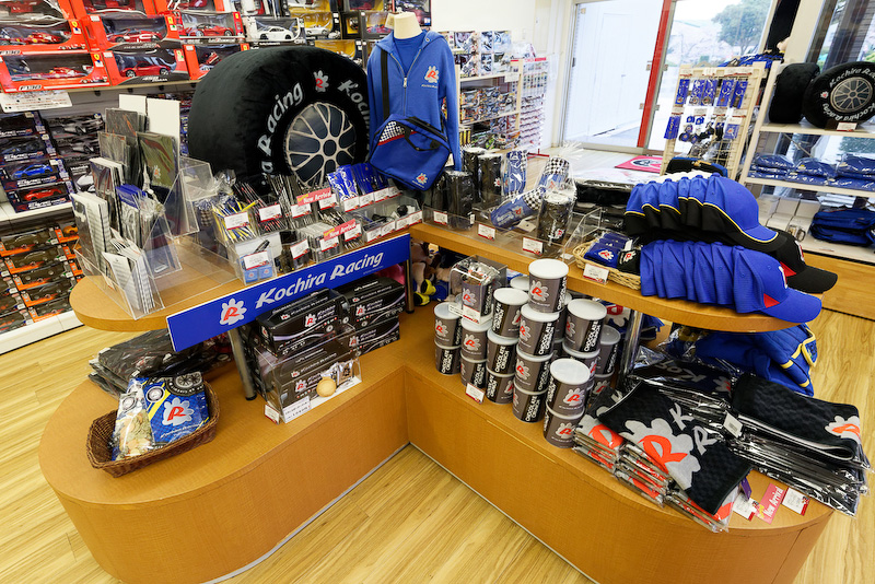 「コチラレーシング」グッズがよりどりみどり