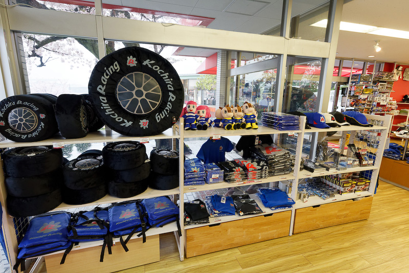 「コチラレーシング」グッズがよりどりみどり
