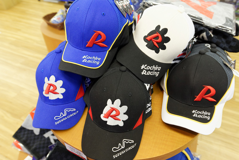 日差しが強い日の強い味方となるキャップ（2200円）とフェイスタオル（1200円）やマフラータオル（1500円）