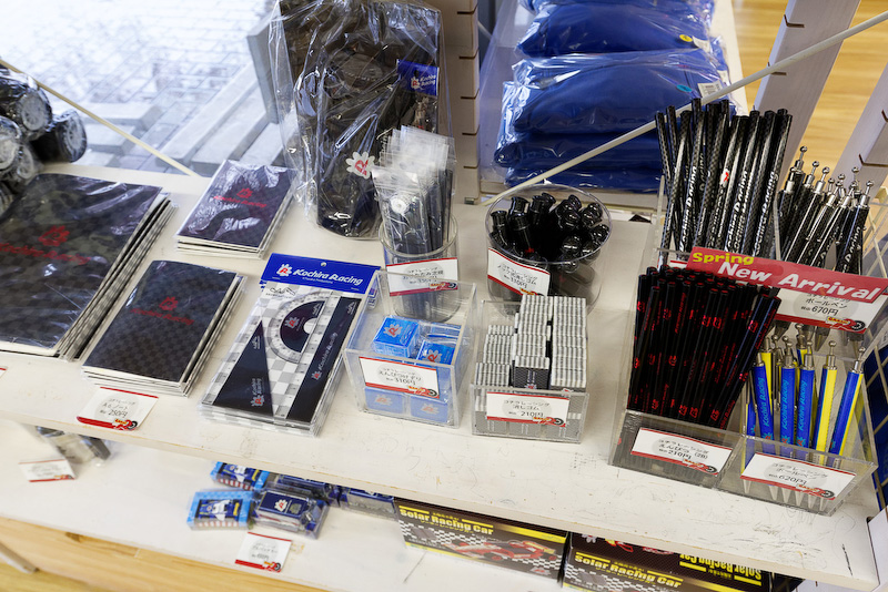 鉛筆や消しゴム（210円）、ルーラーセット（450円）などは、小学生か中学生向けだがカッコいい