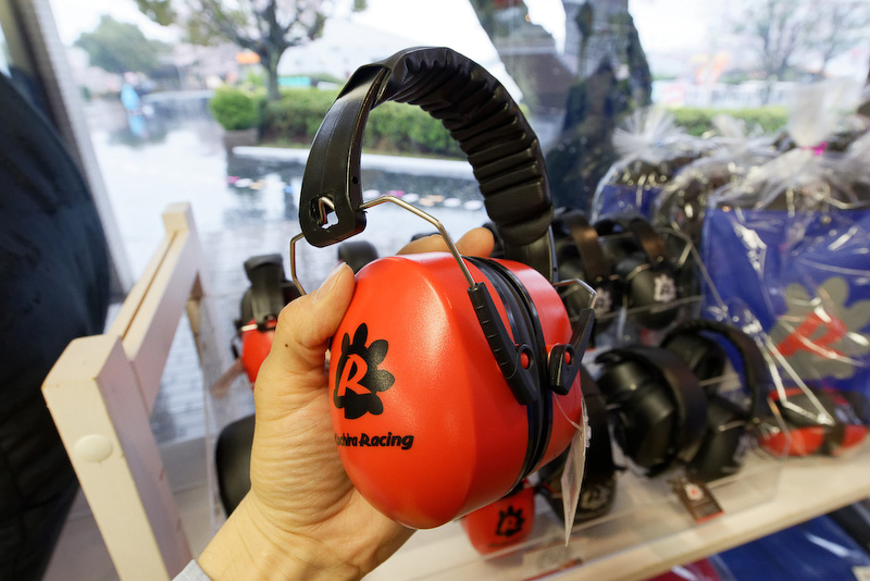 赤と黒の2色あるイヤーマフ（1400円）。レースマシンの音が気になるなら必携だ
