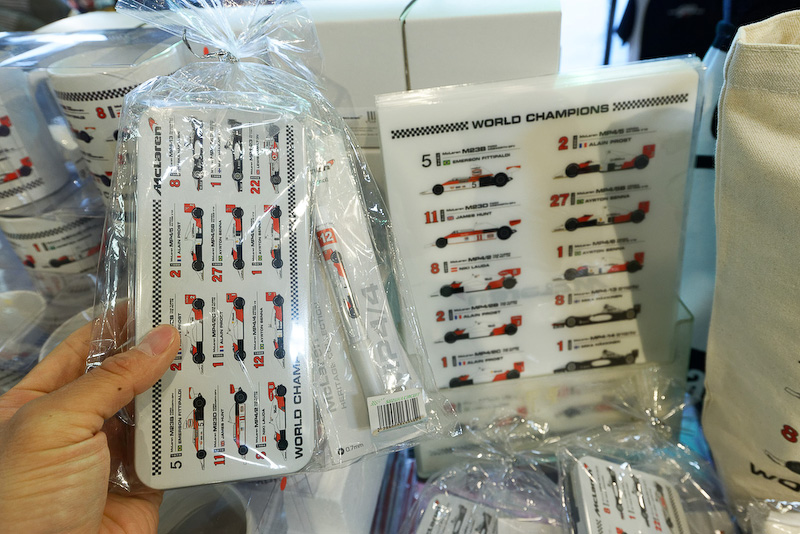 ペンケース、ボールペン、ステッカーなどがセットになった「マクラーレン レジェンド文具セットA」。個別で買うと5900円だが、セット品は1980円とお買い得