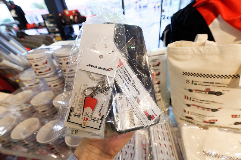 ペンケース、ボールペン、ステッカーなどがセットになった「マクラーレン レジェンド文具セットA」。個別で買うと5900円だが、セット品は1980円とお買い得