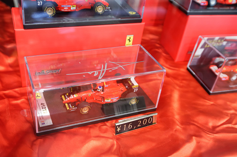 ジャン・アレジ氏の直筆サイン入りミニカー「1/43 フェラーリ 412T2 1995年カナダGP優勝モデルカー（レジンモデル）」（1万6200円）