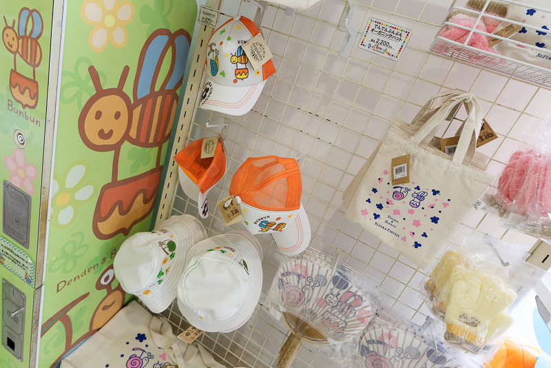 オーガニック素材のハットやキャップ（2200円）