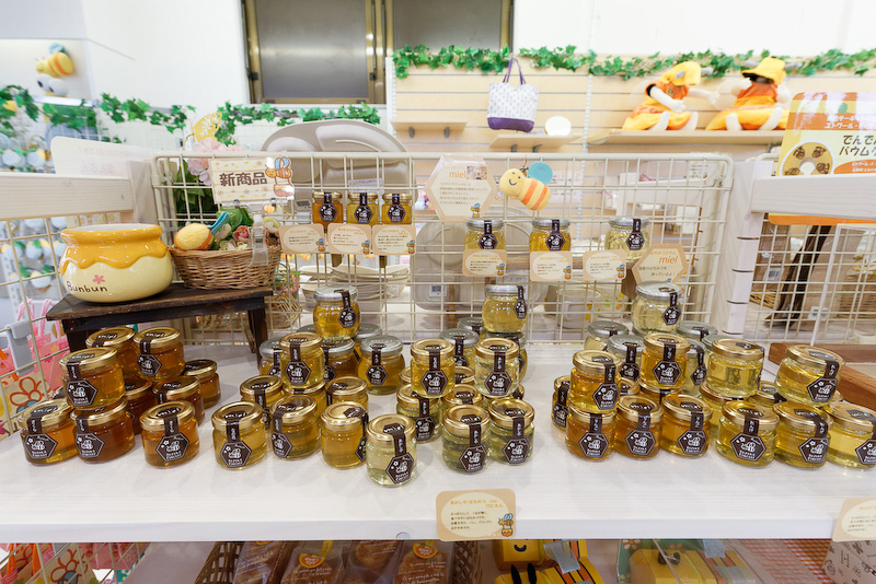 多彩なフレーバーの「アカシアはちみつ」（750円～）