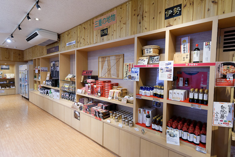 伊勢各地域の名産品も買うことができる