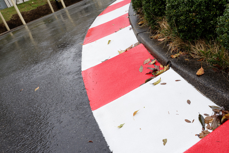 縁石の素材は鈴鹿サーキットのトラックに使われているものと同じだとか