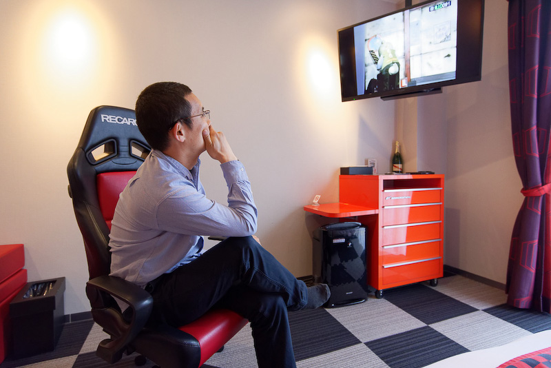 レカロシートに座ってピット風に吊り下げられたモニターを眺めれば、気分はメカニック