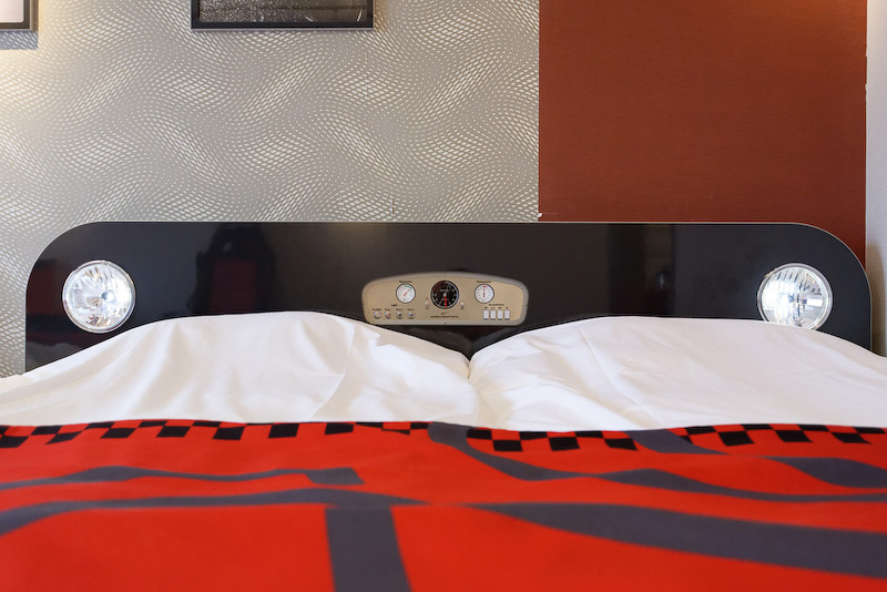 ベッドの枕元のライトは完全にクルマのヘッドライト