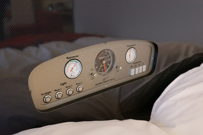 そしてアラーム機能やルームライトのスイッチは、クルマのメーターパネル風になっている