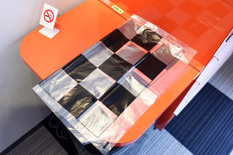 ゴミ袋までチェッカーフラッグ