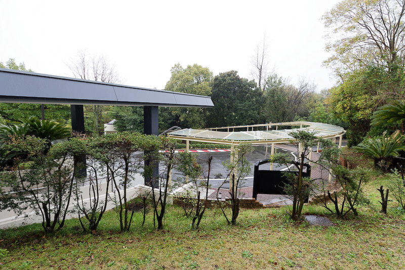 部屋によってはこのように、バルコニーから建物前のヘアピンを眺められる