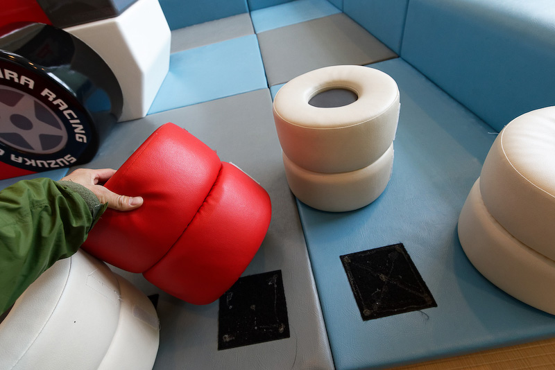 タイヤバリア風のクッションは取り外して遊んでもOK