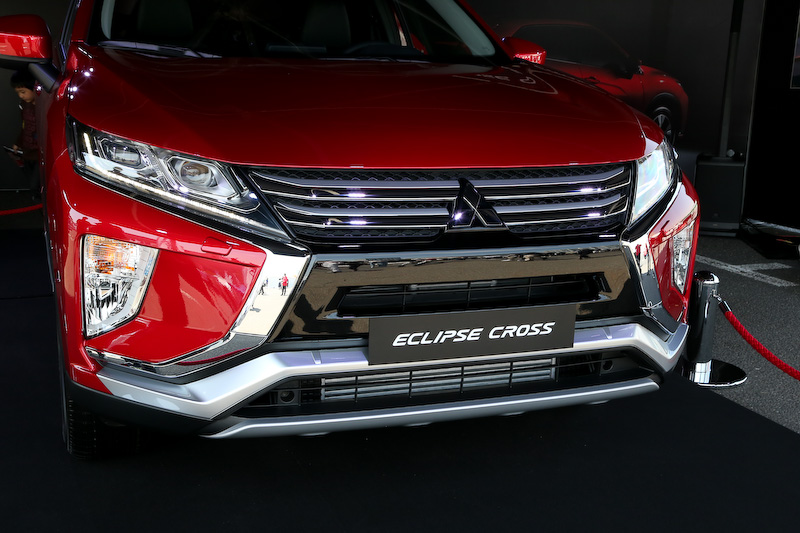 エクリプス クロスのボディサイズは4405×1805×1685mm（全長×全幅×全高）、ホイールベースは2670mm。足下は18インチアルミホイールに横浜ゴム「BluEarth（ブルーアース）E70」（225/55 R18）の組み合わせ