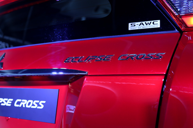 エクリプス クロスのボディサイズは4405×1805×1685mm（全長×全幅×全高）、ホイールベースは2670mm。足下は18インチアルミホイールに横浜ゴム「BluEarth（ブルーアース）E70」（225/55 R18）の組み合わせ