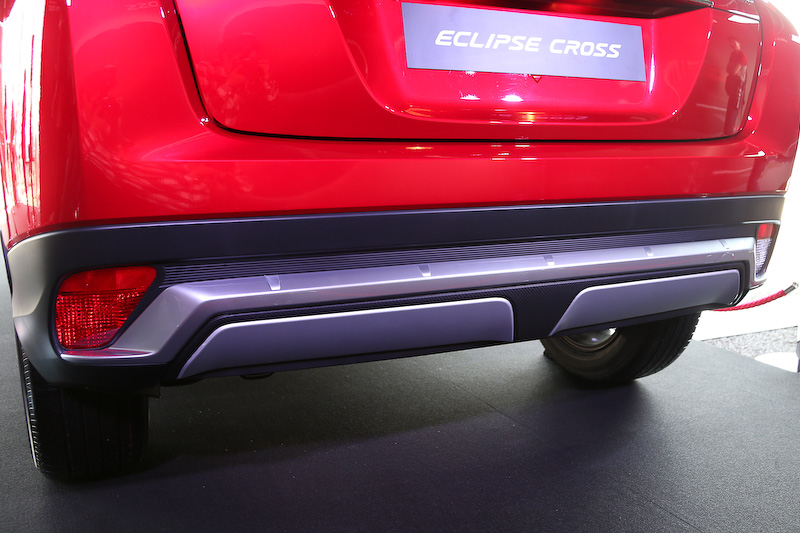 エクリプス クロスのボディサイズは4405×1805×1685mm（全長×全幅×全高）、ホイールベースは2670mm。足下は18インチアルミホイールに横浜ゴム「BluEarth（ブルーアース）E70」（225/55 R18）の組み合わせ