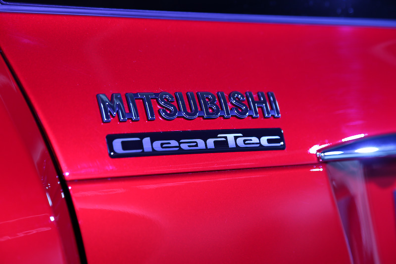 エクリプス クロスのボディサイズは4405×1805×1685mm（全長×全幅×全高）、ホイールベースは2670mm。足下は18インチアルミホイールに横浜ゴム「BluEarth（ブルーアース）E70」（225/55 R18）の組み合わせ