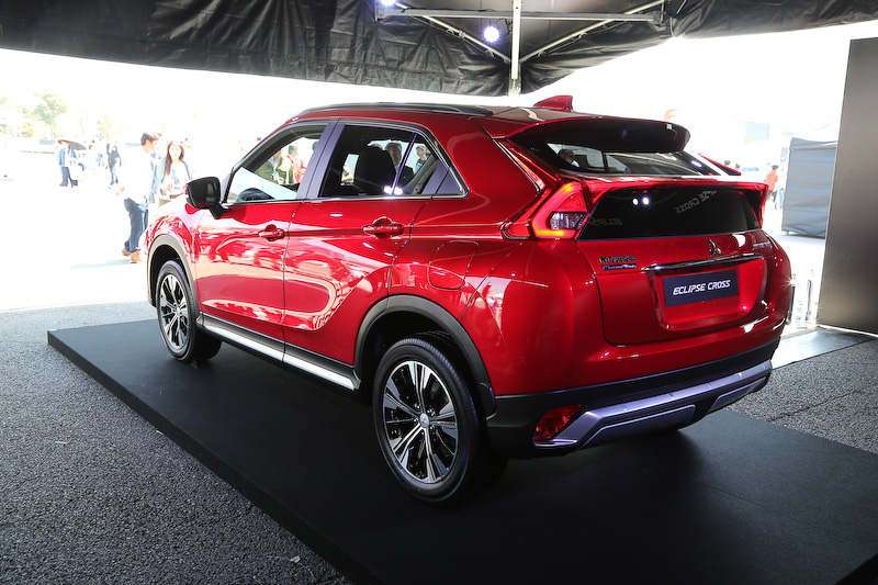 日本初公開となった新型コンパクトSUV「エクリプス クロス」（海外仕様）。展示車は新開発の1.5リッター直噴ターボと8速スポーツモード付CVTを組み合わせるガソリンモデル。ちなみにエクリプスには「日食」「月食」の意味があり、車両背後のバックボードにはそれを表現するデザインが与えられている