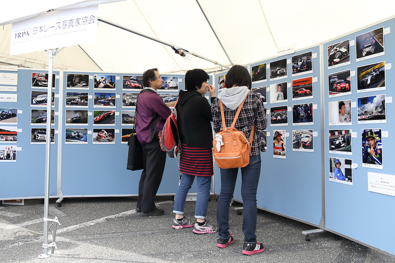 JRPA会員が国内外で撮影したモータースポーツ写真を展示。写真はすべてエプソン、キヤノンのインクジェットプリンターによるものだ