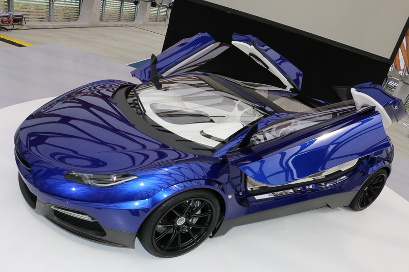 4枚のドアが外側に向けて開いていく「アビームセイルドア」を採用