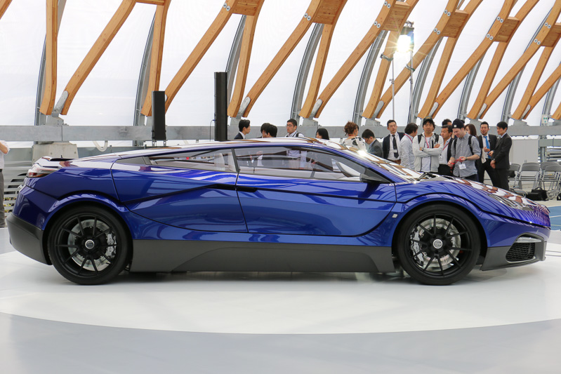 4枚のドアが外側に向けて開いていく「アビームセイルドア」を採用