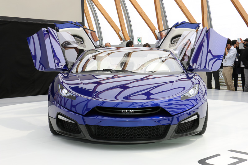 4枚のドアが外側に向けて開いていく「アビームセイルドア」を採用