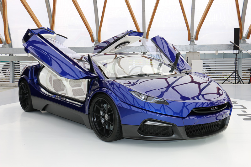 4枚のドアが外側に向けて開いていく「アビームセイルドア」を採用