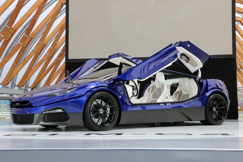 オープン時にはピラーが車体に残らず、広い開口スペースが生み出される