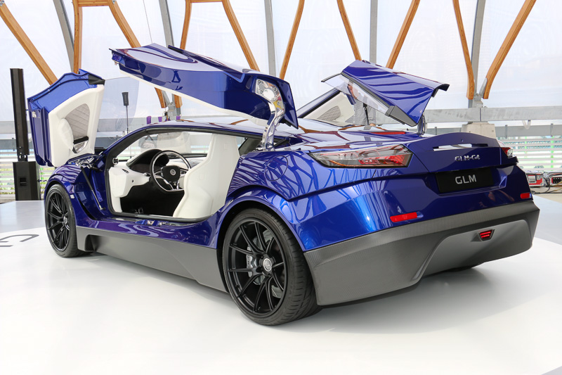 リアドアは1本のアームで支えられている