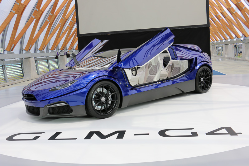 オープン時はフロント側から、クローズ時はリア側からドアが動く