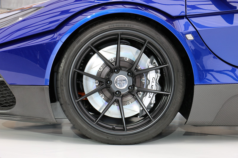 量産モデルでは専用開発のタイヤを装着することを視野に入れ、国内外のタイヤメーカーと協議を進めているとのこと。展示車両ではブリヂストン「POTENZA S001」を4輪に装着。サイズはフロントが275/30 R19、リアが315/25 R19