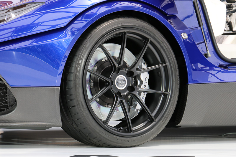 400kW/1000Nmのモーターパワーによる加速力に対応するため、大型ブレーキキャリパーを装着