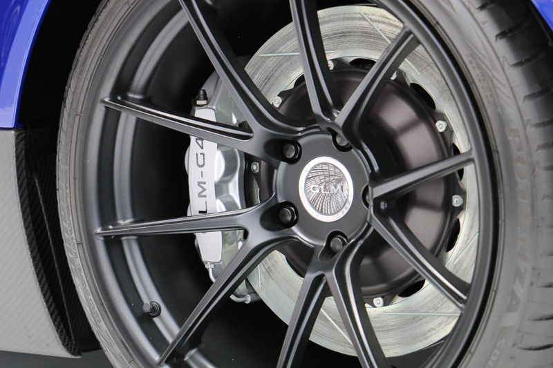 400kW/1000Nmのモーターパワーによる加速力に対応するため、大型ブレーキキャリパーを装着