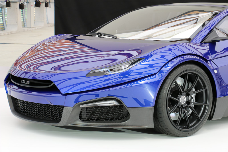 ボディの要所にスリットのようなモチーフが使われ、上側がフローティングしているような独自性のあるエクステリアデザインを演出