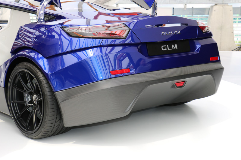 ボディの要所にスリットのようなモチーフが使われ、上側がフローティングしているような独自性のあるエクステリアデザインを演出