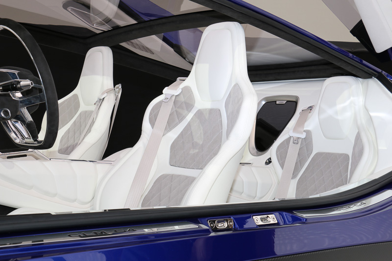 キャビン中央がバッテリーを収めるスペースとなり、4つのシートが独立した4人乗りとなる。リアシートはルーフが絞り込まれたデザインだが、座面も低く設定されて居住性を確保