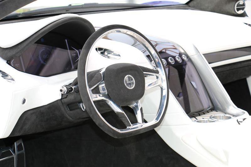 スポーティなD型ステアリングを採用